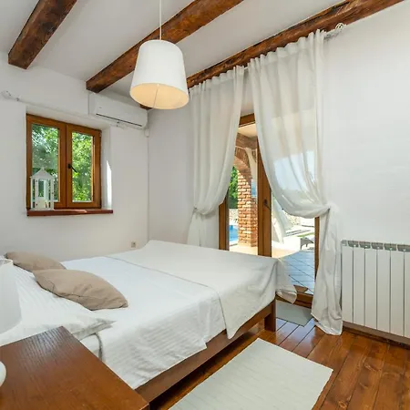 Wish With Heated Pool Villa Cabrunici