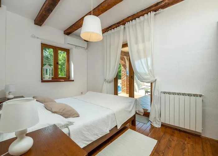 Wish With Heated Pool Villa Cabrunici